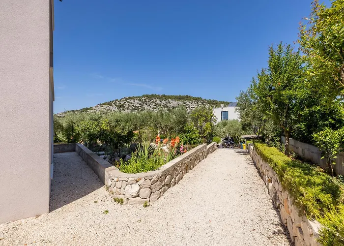 Rosemary 4m Apartamento Ražanj